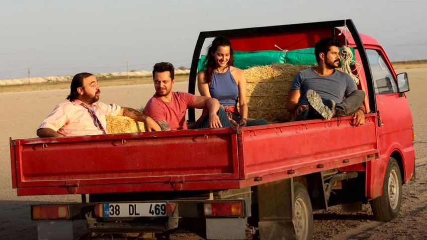 Burak Özçivit, Murat Boz, Ferdi Sancar și Leyla Feray în Kardesim Benim 2 (2017) 