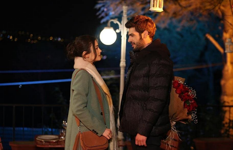 Özge Yagiz și Tolga Mendi în Sol Yanim (2020)