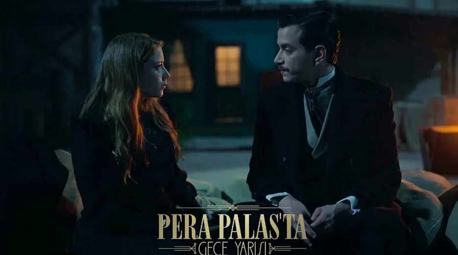 Hazal Kaya și Selahattin Pasali în Pera Palas’ta Gece Yarısı (2022)